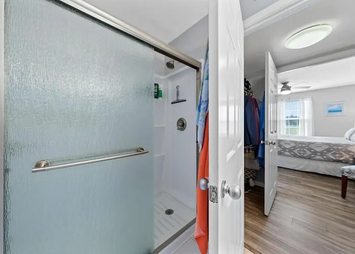 Colony Club E1 Apartment *